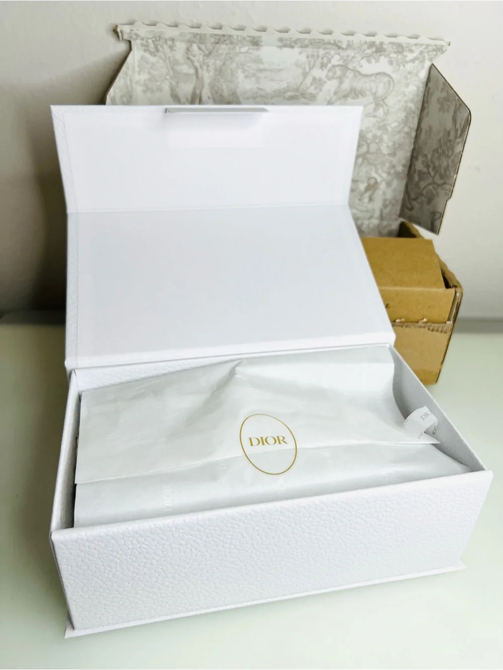 ✨Dior white gift box with ribbon and tissue✨